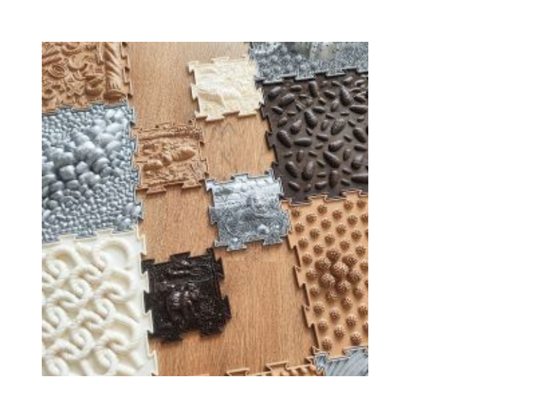 Sada obsahuje celkem 14 koberečků (10 koberečků 25х25cm a 4 koberečky 13x13cm):  Šišky měkké, žaludy tvrdé, joga - pirueta měkká, vlna tvrdá, kamenný vrchol tvrdý, želva tvrdá, provazy měkké, čísla tvrdá, mušle tvrdá, sněhové vločky měkké, 4 mini tvrdé povrchy se zvířátky (velryba, lev, hroch a medvěd). Celkový rozměr: 75 х 100 cm (přibližně, záleží na poskládání). Cena 2600Kč